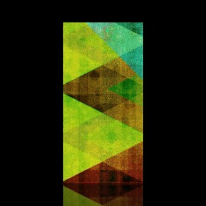Op de afbeelding: Abstract geometrisch patroon met overlappende driehoeken in tinten groen, bruin en blauw. Het patroon heeft een textuur, bijna pixelachtig.