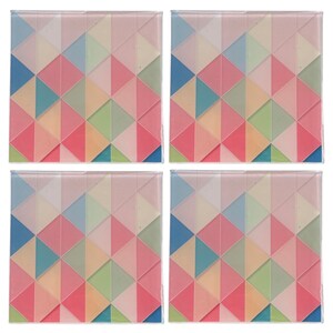 Puede incluir: Juego de cuatro posavasos cuadrados con un patrón geométrico de triángulos rosas, azules, verdes y amarillos. Los posavasos son de vidrio y tienen un acabado brillante.
