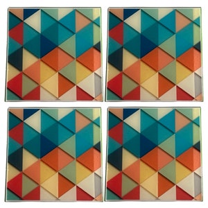 Puede incluir: Juego de cuatro posavasos cuadrados con un diseño geométrico. Cada posavasos presenta un patrón de triángulos coloridos en tonos de azul, naranja, amarillo y verde. Los posavasos tienen un acabado brillante y un borde blanco.