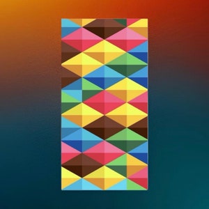 Op de afbeelding: Een kleurrijk geometrisch patroon met een mix van gele, blauwe, groene, roze en bruine driehoeken en ruiten.