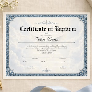Op de afbeelding: Een rechthoekig doopcertificaat met een blauwe sierlijke rand en een achtergrondafbeelding van witte wolken. De tekst luidt Certificate of Baptism, John Done, en bevat lijnen voor kerkgegevens, datum en handtekeningen.