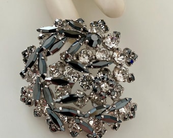 Broche vintage Sherman con remolinos florales negros y transparentes de diamantes de imitación, década de 1960
