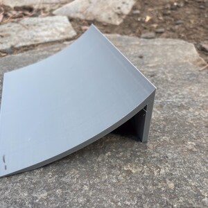 Puede incluir: Una rampa de pl&aacute;stico gris para patinar, dise&ntilde;ada para fingerboards o peque&ntilde;os skateboards de juguete.