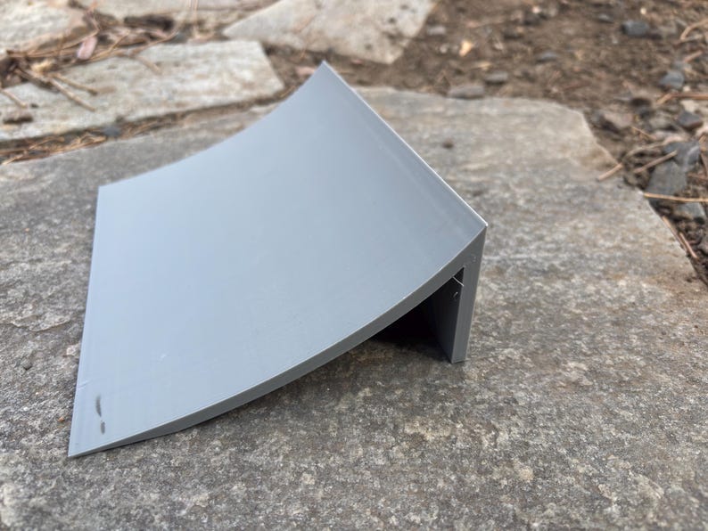 Puede incluir: Una rampa de pl&aacute;stico gris para patinar, dise&ntilde;ada para fingerboards o peque&ntilde;os skateboards de juguete.