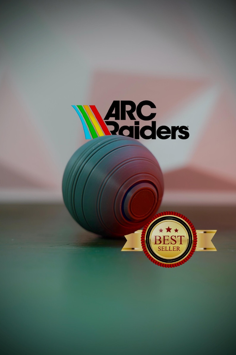 K&ouml;nnte beinhalten: Eine dunkelblaue und rote Rasen-Bowlingkugel mit dem Text "ARC Raiders" und einem Regenbogen-Design. Ein "Bestseller"-Siegel befindet sich im Vordergrund. Der Ball hat konzentrische Rillen und eine rote Mitte.