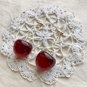 Pendientes colgantes de oro con forma de cereza roja