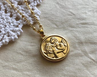 Collar con colgante de ángel y cadena de oro