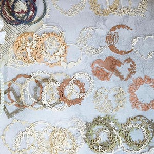 Gestanste kanten bloemenlijst, papieren kortstondige versieringen (10 stuks) DC23