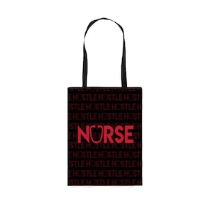 Może przedstawiać: Czarna torba typu tote z czerwonym tekstem, który powtarza "HOSTLE" i "NURSE" z czerwonym symbolem stetoskopu w środku.