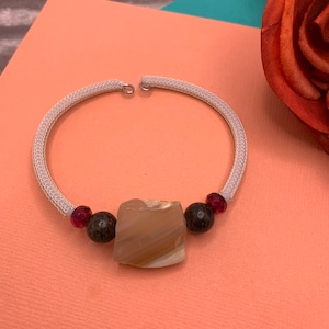 Brazalete de alambre de memoria focal de ágata de una sola vuelta.