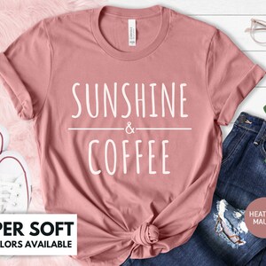 Camisa de sol y café para mujer - Camiseta de amante del café Regalo para mamá para el Día de la madre - Regalo de los niños para el cumpleaños de mamá - Linda camiseta de verano