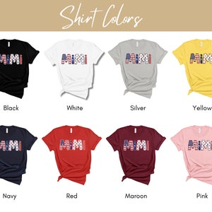 K&ouml;nnte beinhalten: Ein Set aus zehn T-Shirts in verschiedenen Farben, jedes mit dem Wort "Mimi" in roten, wei&szlig;en und blauen Buchstaben mit amerikanischem Flaggenmuster. Die Farben der T-Shirts sind Schwarz, Wei&szlig;, Silber, Gelb, Marineblau, Rot, Weinrot und Rosa.