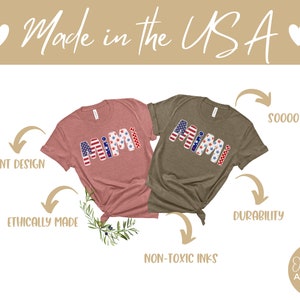 K&ouml;nnte beinhalten: Zwei T-Shirts mit dem Wort "Mimi", das in rot, wei&szlig; und blau aus Stoff geschrieben ist, der an die amerikanische Flagge erinnert. Die Shirts werden auf wei&szlig;em Hintergrund mit Text angezeigt, der die Produktmerkmale beschreibt: "Lebhaftes Design", "Ethisch hergestellt", "Ungiftige Tinten", "Soooo Soft!" und "Haltbarkeit".