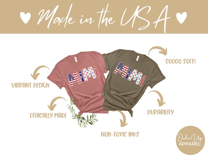 K&ouml;nnte beinhalten: Zwei T-Shirts mit dem Wort "Mimi", das in rot, wei&szlig; und blau aus Stoff geschrieben ist, der an die amerikanische Flagge erinnert. Die Shirts werden auf wei&szlig;em Hintergrund mit Text angezeigt, der die Produktmerkmale beschreibt: "Lebhaftes Design", "Ethisch hergestellt", "Ungiftige Tinten", "Soooo Soft!" und "Haltbarkeit".
