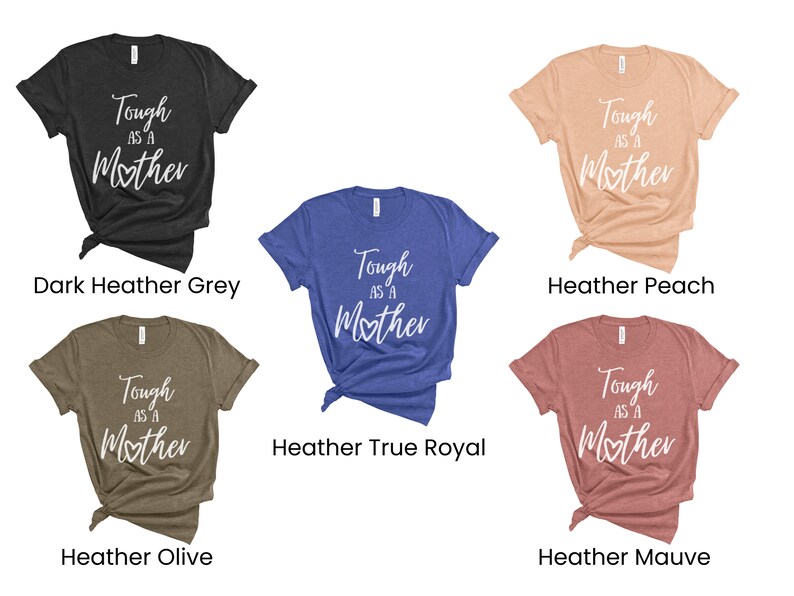 K&ouml;nnte beinhalten: F&uuml;nf T-Shirts in verschiedenen Farben mit dem Aufdruck "Tough as a Mother" in Wei&szlig; auf der Vorderseite. Die Shirts sind in den Farben Dunkelgrau meliert, Pfirsich meliert, K&ouml;nigsblau meliert, Oliv meliert und Mauve meliert.