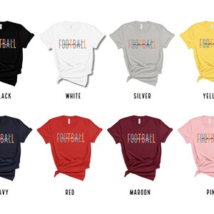 Op de afbeelding: Een set van tien T-shirts in verschillende kleuren, elk met de tekst "FOOTBALL" in een kleurrijk, gestileerd lettertype.