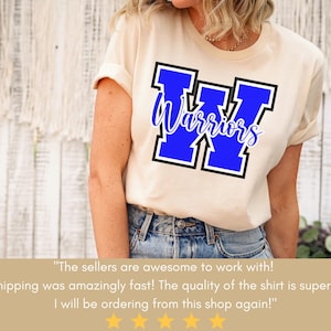 Puede incluir: Una camiseta blanca con un gr&aacute;fico "W" azul y negro y la palabra "Warriors" impresa en ella. "&iexcl;Los vendedores son incre&iacute;bles! &iexcl;El env&iacute;o fue incre&iacute;blemente r&aacute;pido! &iexcl;La calidad de la camiseta es excelente! &iexcl;Volver&eacute; a pedir en esta tienda!"