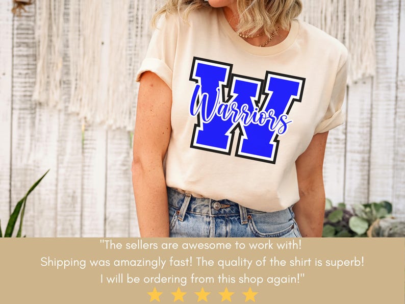 Puede incluir: Una camiseta blanca con un gr&aacute;fico "W" azul y negro y la palabra "Warriors" impresa en ella. "&iexcl;Los vendedores son incre&iacute;bles! &iexcl;El env&iacute;o fue incre&iacute;blemente r&aacute;pido! &iexcl;La calidad de la camiseta es excelente! &iexcl;Volver&eacute; a pedir en esta tienda!"