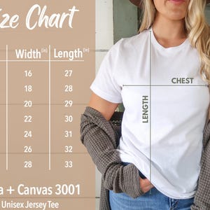 Puede incluir: Tabla de tallas para una camiseta de jersey unisex, que muestra las medidas de ancho y largo en pulgadas para las tallas XS a 3XL. La tabla est&aacute; impresa sobre un fondo beige. Tambi&eacute;n se incluye el texto "Bella + Canvas 3001" y "Unisex Jersey Tee".