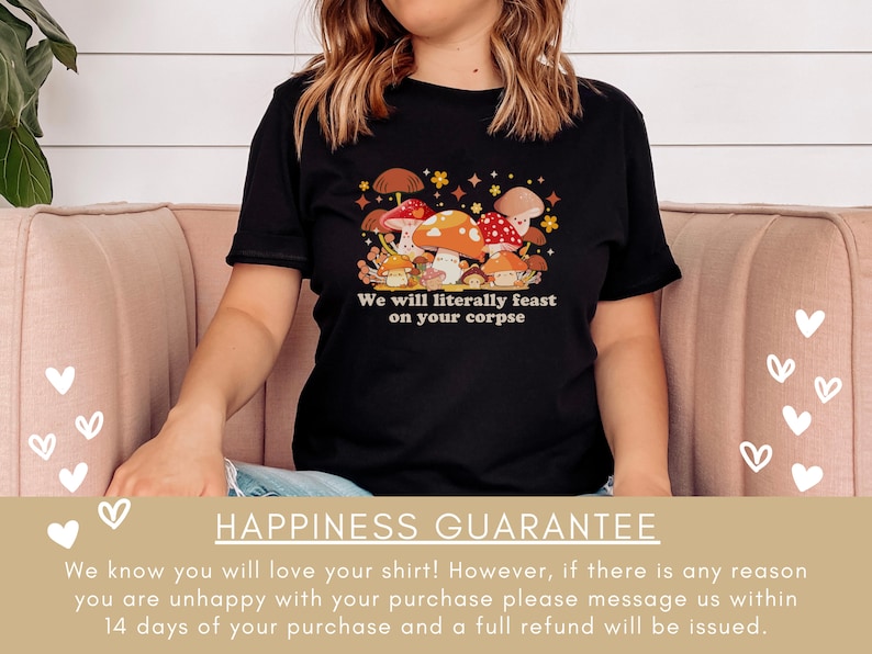 Op de afbeelding: Zwart T-shirt met een afbeelding van paddenstoelen en de tekst "We will literally feast on your corpse".