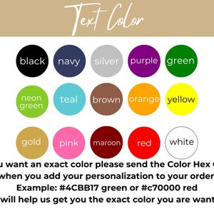 Puede incluir: Una tabla de muestras de color con el texto "Text Color" en la parte superior. Los colores incluyen negro, azul marino, plata, morado, verde, verde ne&oacute;n, azul verdoso, marr&oacute;n, naranja, amarillo, dorado, rosa, granate, rojo y blanco. El texto debajo de la tabla dice "Si quieres un color exacto, por favor env&iacute;a el c&oacute;digo hexadecimal del color cuando a&ntilde;adas tu personalizaci&oacute;n a tu pedido. Ejemplo: #4CBB17 verde o #c70000 rojo. Esto nos ayudar&aacute; a conseguirte el color exacto que deseas."