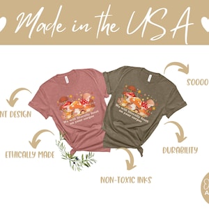 Op de afbeelding: Twee T-shirts met een paddenstoelmotief en de tekst "We will literally feast on your corpse". De shirts zijn in verschillende kleuren, een is grijs gem&ecirc;leerd en de andere donkergroen. De tekst is wit en de paddenstoelen zijn in tinten bruin en oranje.