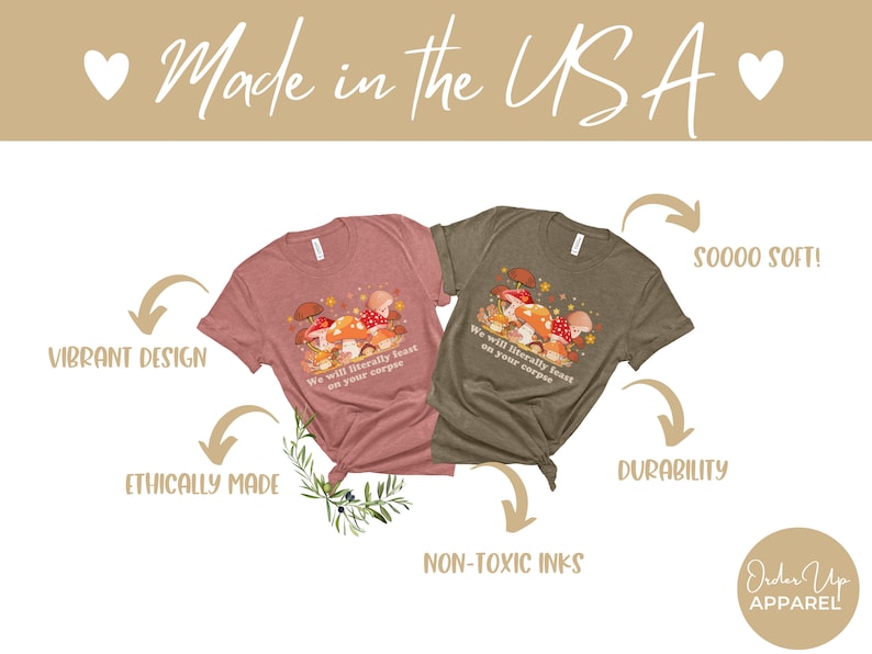 Op de afbeelding: Twee T-shirts met een paddenstoelmotief en de tekst "We will literally feast on your corpse". De shirts zijn in verschillende kleuren, een is grijs gem&ecirc;leerd en de andere donkergroen. De tekst is wit en de paddenstoelen zijn in tinten bruin en oranje.