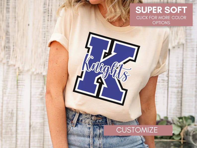 Puede incluir: Una camiseta blanca con una letra K azul y negra y la palabra "Knights" impresa en ella. La camiseta es s&uacute;per suave y personalizable.