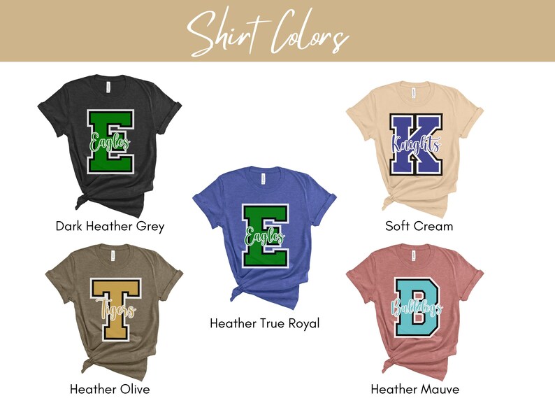 Puede incluir: Cinco camisetas de diferentes colores con una letra y una palabra en cada una. Los colores son gris oscuro jaspeado, crema suave, azul real jaspeado, oliva jaspeado y malva jaspeado.