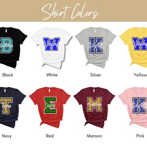 Puede incluir: Un conjunto de diez camisetas de diferentes colores, cada una con una letra y un nombre de equipo diferentes. Las letras son de color azul, verde o dorado con un contorno blanco. Los nombres de los equipos est&aacute;n escritos en blanco con una fuente de letra cursiva. Las camisetas est&aacute;n dispuestas en dos filas de cinco. Los colores de las camisetas son negro, blanco, plateado, amarillo, azul marino, rojo, granate y rosa.
