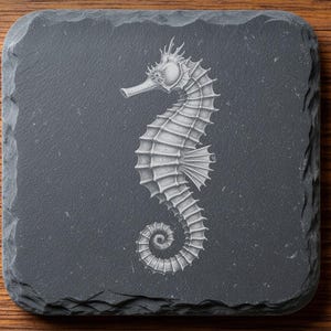 Könnte beinhalten: Ein quadratischer Untersetzer aus dunkelgrauem Schiefer mit einer detaillierten weißen Gravur eines Seepferdchens. Das Bild enthält den Text DIGITAL DOWNLOAD, LASER ENGRAVING FILE, LIGHTBURN, XTOOL, CO2, NOXTEC by EnhanceVision und INSTANT DOWNLOAD.