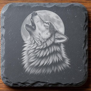 Könnte beinhalten: Ein quadratischer Schieferuntersetzer mit einer Lasergravur eines Wolfes, der den Vollmond anheult. Der Text lautet DIGITAL DOWNLOAD, LASER ENGRAVING FILE, LIGHTBURN, XTOOL, CO2, NOXTEC by EnhanceVision und CREATED WITH ARTIFICIAL INTELLIGENCE.