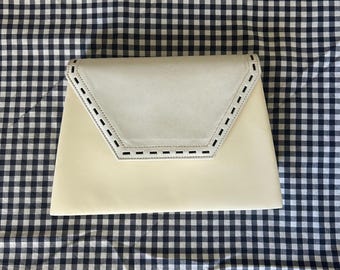 Yves Saint Laurent Trapetsformad Krämvit Mini Kuvertväska (Äkta och Begagnad)