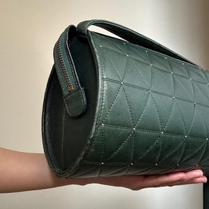 Vintage Valentino Garavani mörkgrön nitväska (äkta och begagnad) bild 8