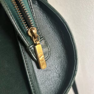 Vintage Valentino Garavani mörkgrön nitväska (äkta och begagnad) bild 6