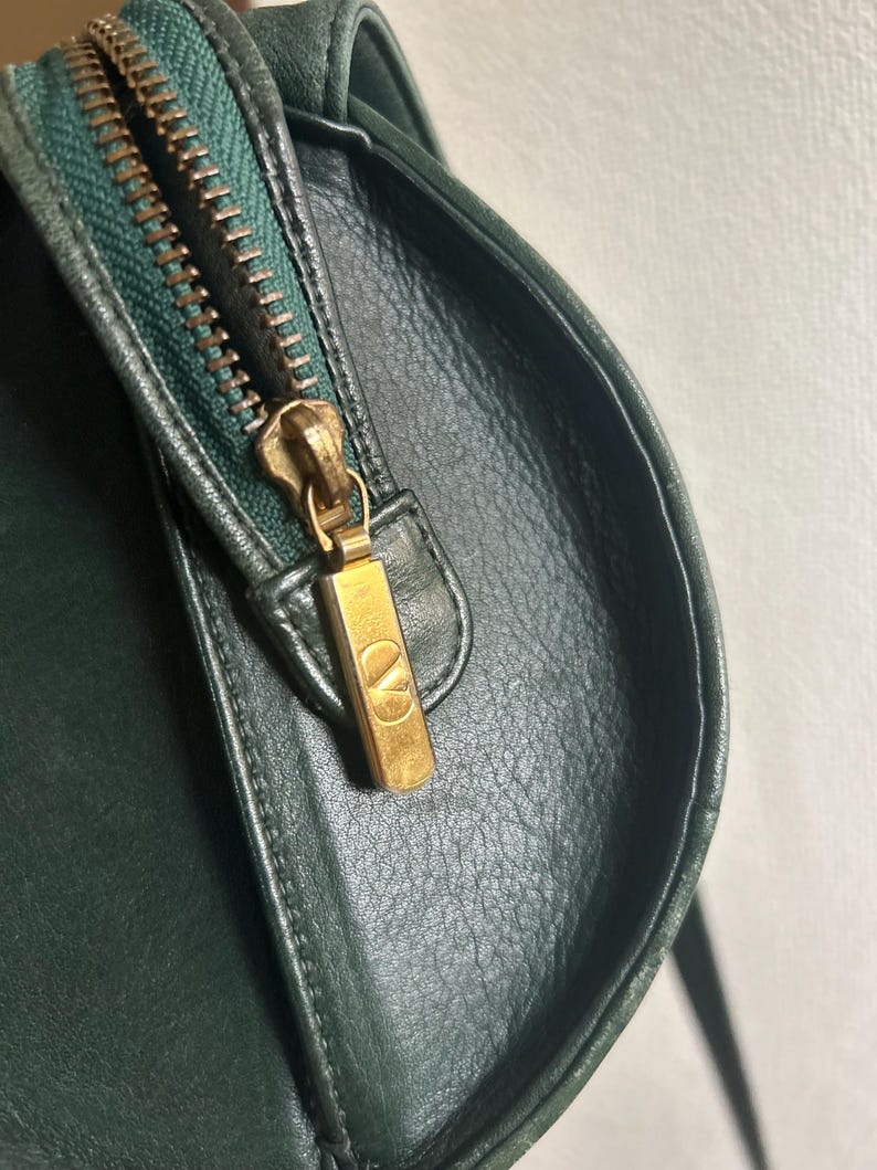 Vintage Valentino Garavani mörkgrön nitväska (äkta och begagnad) bild 6