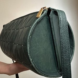 Vintage Valentino Garavani mörkgrön nitväska (äkta och begagnad) bild 4