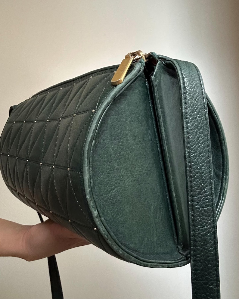 Vintage Valentino Garavani mörkgrön nitväska (äkta och begagnad) bild 4