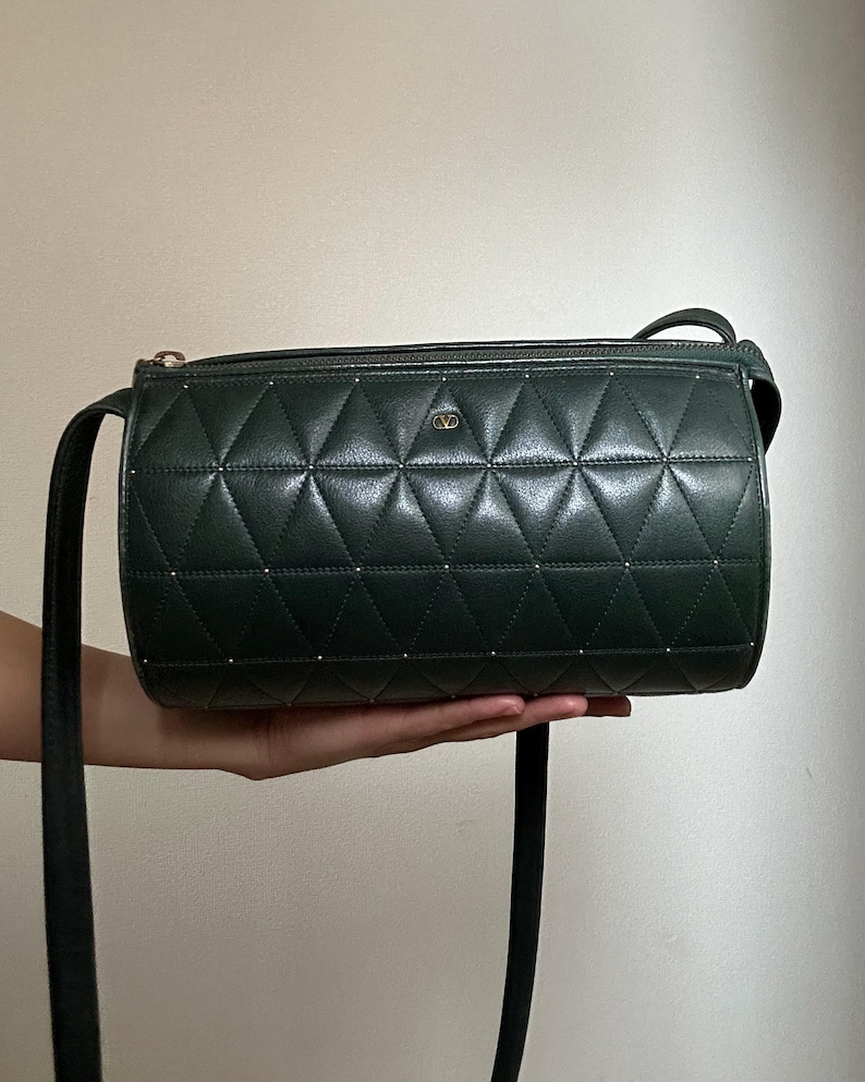 Vintage Valentino Garavani mörkgrön nitväska (äkta och begagnad) bild 1