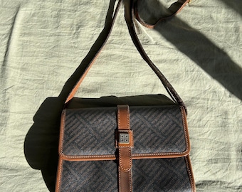 Givenchy Mini Lång Axelväska, PVC-mönster med läderdetaljer (Autentisk och Begagnad)