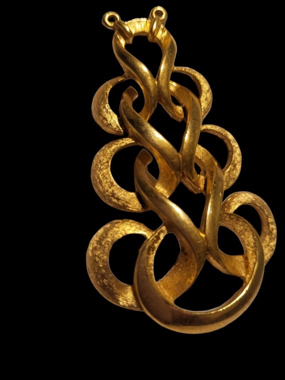 Beautiful Gold Trifari Pendant - image 3