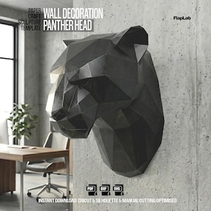 Puede incluir: Decoración de pared con cabeza de pantera negra y geométrica. La escultura está montada en una pared de hormigón. El texto en la imagen dice "PAPER CRAFT SCULPTURE TEMPLATE WALL DECORATION PANTHER HEAD". El diseño está optimizado para Cricut y Silhouette.