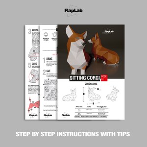 Op de afbeelding: Een printbaar papiermodel van een zittende corgi. Het model is gemaakt van geometrische vormen en is ontworpen om te worden geassembleerd door de stukken te vouwen en te lijmen. De instructies omvatten de stappen voor het scoren, printen, snijden en lijmen. Het model is ongeveer 28,7 cm hoog en 26,9 cm breed.
