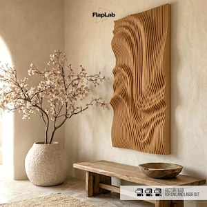 Puede incluir: Una obra de arte mural de madera con un diseño fluido y en capas cuelga de una pared beige. Un banco de madera rústico y un cuenco decorativo se encuentran debajo. Un jarrón con una rama floreciente está a la izquierda. El texto "FlapLab" está en la esquina superior izquierda.