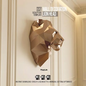 Op de afbeelding: Een geometrische, goudkleurige leeuwenkop wanddecoratie. De sculptuur is bevestigd aan een witte muur. Tekst op de afbeelding luidt "PAPER CRAFT SCULPTURE TEMPLATE WALL DECORATION LION HEAD". Onder de leeuwenkop staan PDF-, DXF- en SVG-pictogrammen.
