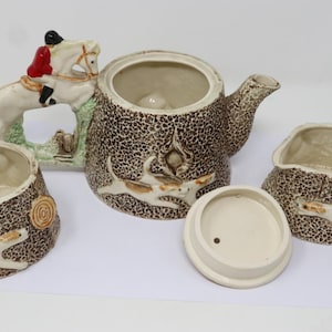Puede incluir: Un juego de tres tazas de cerámica con un acabado mate moteado. Las tazas son en tonos crema, gris claro y gris oscuro. Cada taza tiene un diseño simple y minimalista y un asa redondeada.
