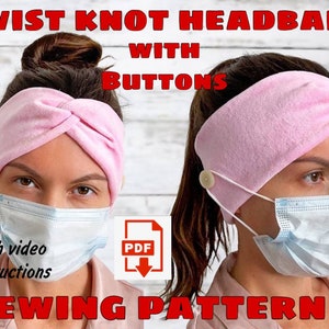 Puede incluir: Patrón de costura para una diadema rosa de nudo retorcido con botones. El patrón incluye instrucciones en video y una descarga PDF. La diadema se muestra en dos modelos, uno con un moño y otro con una coleta.