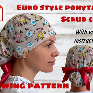 Op de afbeelding: Een scrubcap met bloemenprint en een paardenstaartontwerp. De cap heeft een beige achtergrond met een patroon van kleurrijke bloemen en is vastgebonden met een rood lint. Tekst op de afbeelding luidt "EURO STYLE PONYTAIL SCRUB CAP" en "SEWING PATTERN".