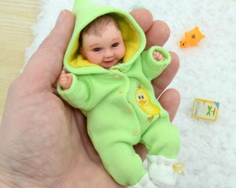 Muñeca bebé en miniatura hecha a mano con mono - Muñeca de interior coleccionable
