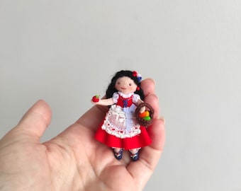 Custom MINI Puppe im alpinen Dirndlkleid mit Upron mit einem Osterkorb von Eiern und einem Apfel in den Händen, bayrische Puppe, Tiny Art Filzpuppe